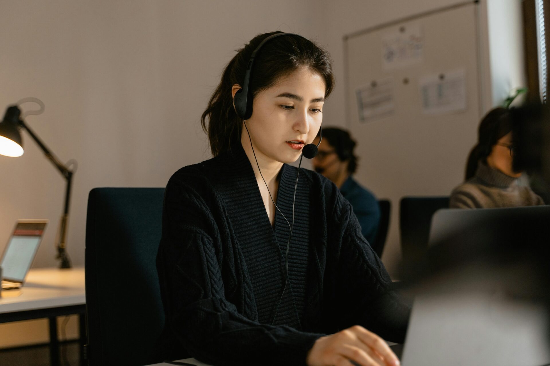 How Virtual Assistants Are Revolutionizing Travel Bookings and Customer Service 1 Pexels mart production 7709191